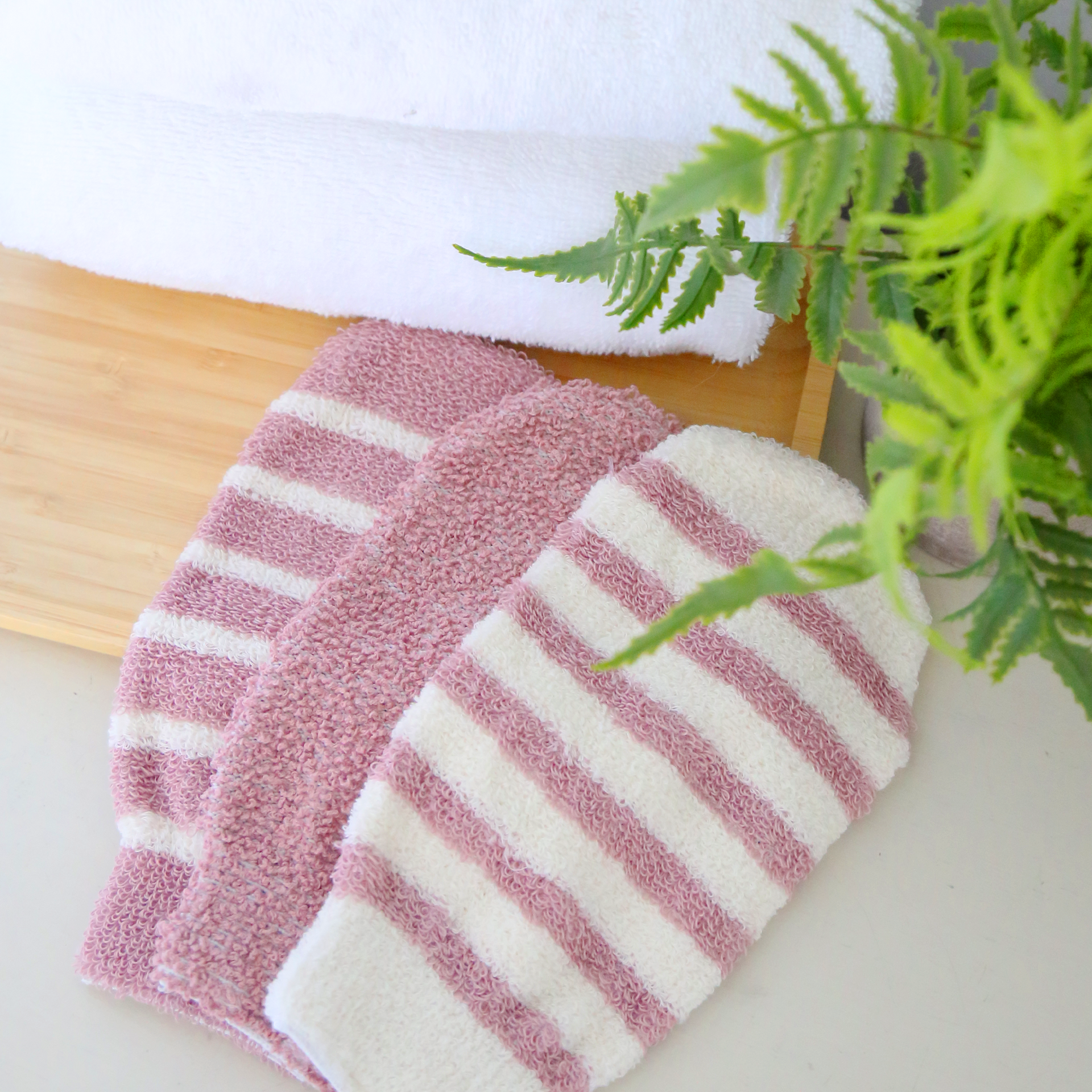 Exfoliating Bath & Shower Gloves Pink