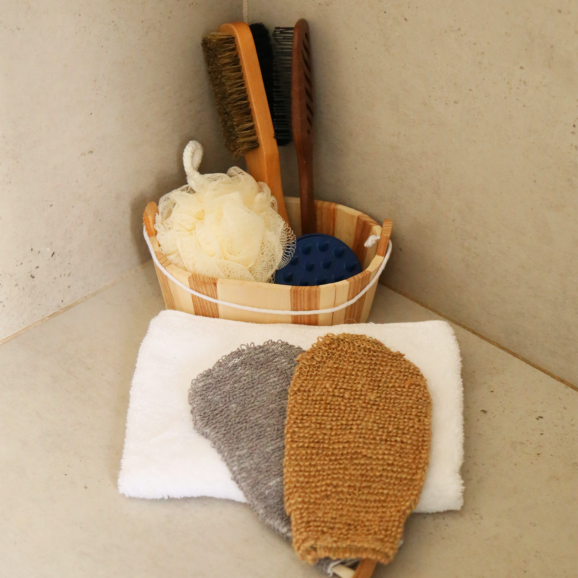 Natural Exfoliating Bath & Shower Gloves Brown & Navy